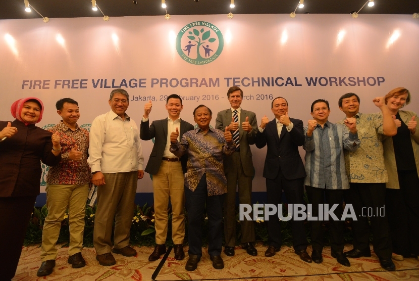 Utusan khusus Presiden untuk perubahan iklim Rachmat Witoelar (kelima kiri) berfoto bersama Duta Besar Amerika untuk Indonesia Robert Blake Jr (keenam kiri) usai workshop dengan tema desa bebas api yang diadakan di Jakarta, Senin (29/2).