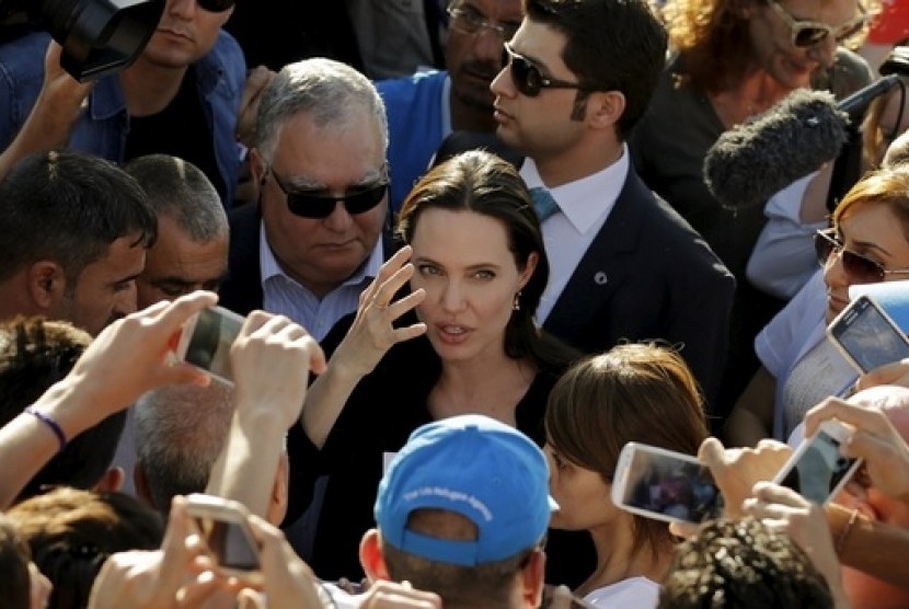 Utusan khusus UNHCR Angelina Jolie (tengah) saat mengunjungi pengungsi Suriah di Madin, Turki.