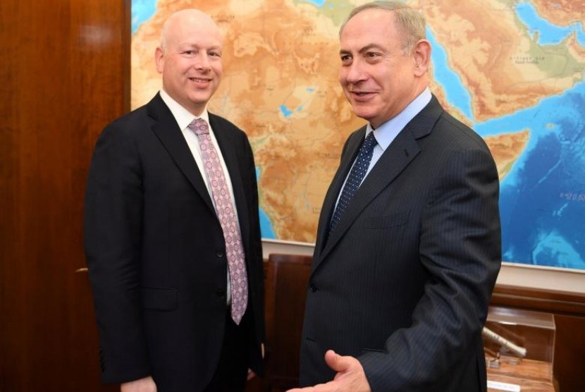 Utusan Presiden Donald Trump untuk Timur Tengah, Jason Greenblatt (kiri) dan Perdana Menteri Israel Benjamin Netanyahu di Yerusalem, 13 Maret 2017.