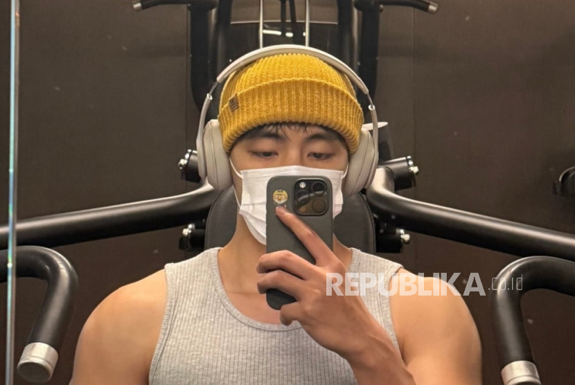 V BTS mengunggah foto setelah kehilangan berat badan 10 kg.