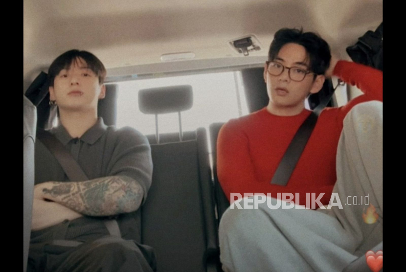 V (kanan) dan Jungkook (kiri) BTS ketika melakukan siaran live di Instagram. Di sela siaran tersebut, keduanya mengikuti tren aura farming pacu jalur dari Indonesia.