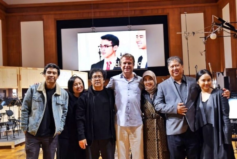 Vadi Akbar bersama Erwin Gutawa dan teamnya  besoknya langsung terbang ke Vienna utk melakukan rekaman album.