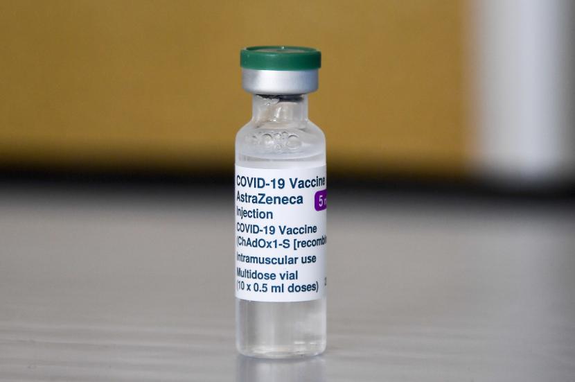 Vaksin AstraZeneca COVID-19 di Kelenteng Guru Nanak Gurdwara Sikh, pada hari pertama peluncuran Klinik Vaisakhi Vaisakhi, di Luton, Inggris. 
