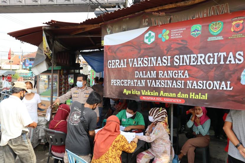 Polres Majalengka melakukan grebeg vaksinasi Covid-19 di Pasar Kadipaten, Jumat (10/12). 