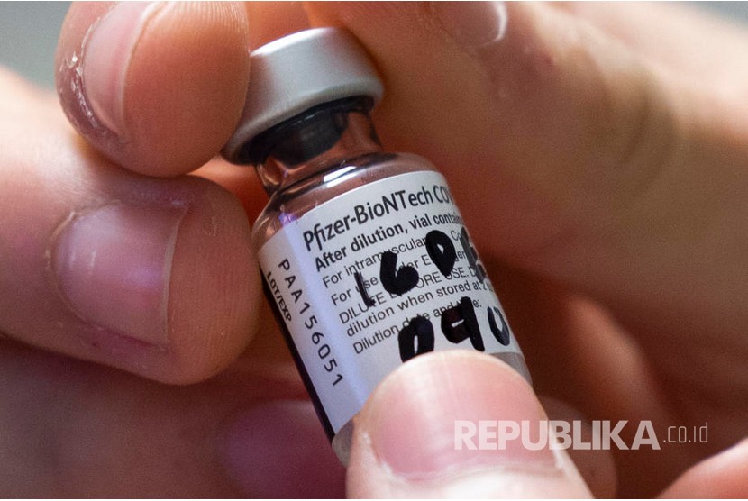Vaksin Pfizer-BioNTech. Pascapenyuntikan vaksin Pfizer ditemukan sejumlah gejala efek samping. Ahli mengatakan, efek samping biasanya hanya berlangsung selama satu hari atau lebih. 