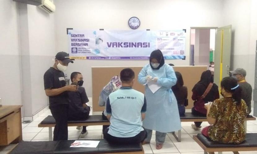 Vaksinasi booster digelar di kawasan gedung Universitas BSI kampus Tangerang yang berlokasi di jalan Gatot Subroto No. 8, Cimone, Kecamatan Karawaci, Kota Tangerang, pada Kamis (24/3/2022).