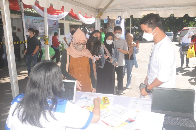 Vaksinasi booster yang diselenggarakan alumni SMA 4 Jakarta di halaman masjid Cut Meutia, Menteng, Ahad (27/2/2022)