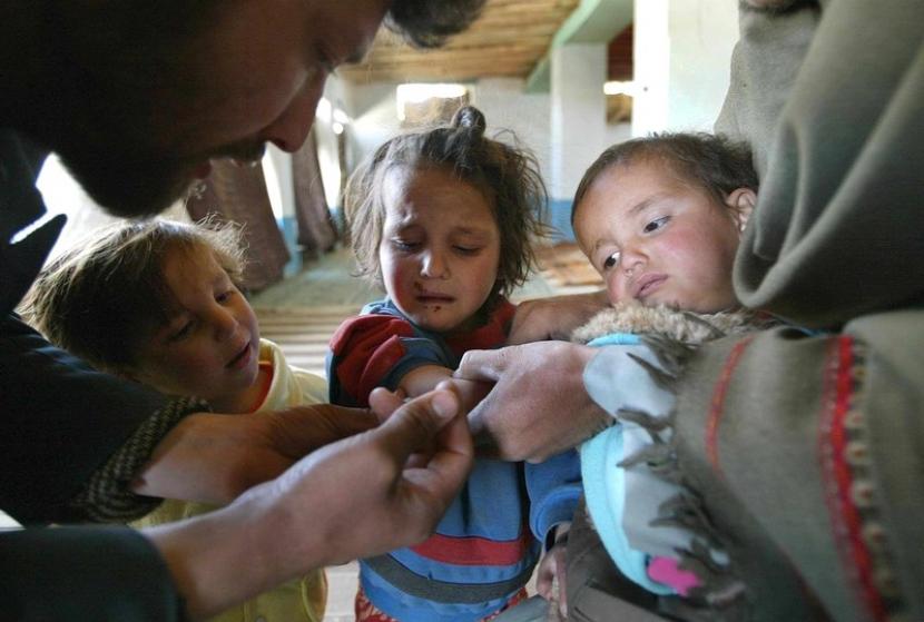 Vaksinasi campak pada anak-anak Afghanistan di Desa Charikar, sekitar 80 km utara Kabul, 29 January 2002. Penemuan empat kasus campak pada pengungsi Afghanistan membuat AS menghentikan evakuasi dari Kabul mulai Jumat (10/9).