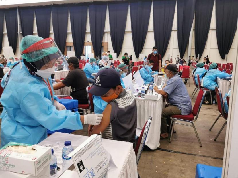 Vaksinasi di ICE BSD, Tangerang Selatan, Sabtu (13/3).