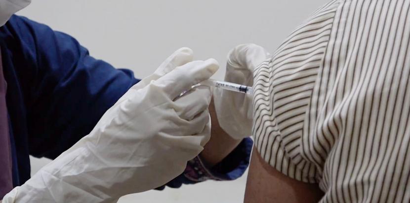 Vaksinasi Covid-19. Ikatan Dokter Indonesia (IDI) mengimbau pemerintah untuk menyiapkan protokol untuk pertolongan Kejadian Ikutan Pasca-Imunisasi (KIPI) vaksin Covid-19.
