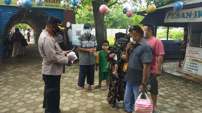 Vaksinasi dilakukan terhadap pengunjung di lokasi wisata Blendung Indah, Desa Cemara Kulon, Kecamatan Losarang, Kabupaten Indramayu, Ahad (2/1)