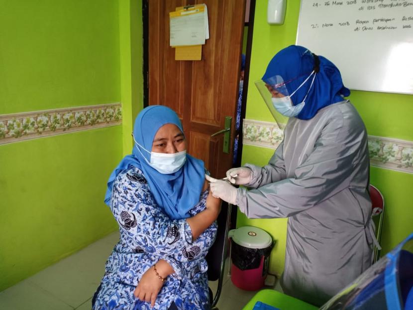 Vaksinasi dosis kedua bagi para tenaga kesehatan di Puskesmas Sukamahi, Kecamatan Cikarang Pusat, Kabupaten Bekasi. Rabu (17/2). F
