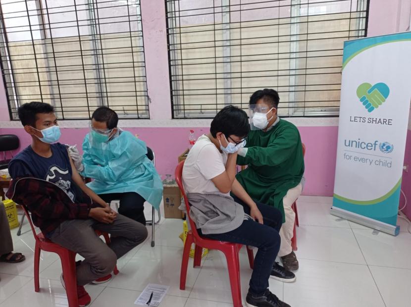 Vaksinasi massal di Puskesmas Lambangsari, Kabupaten Bekasi