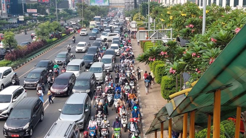 Vaksinasi massal di Stadion Patriot Candrabhaga timbulkan kemacetan di Jalan Ahmad Yani, Bekasi Barat, Kamis (8/7). 