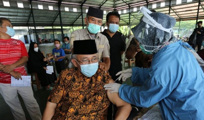 vaksinasi booster di Padepokan Persinas ASAD, Pondok Pesantren Minhaajurrosyidiin, Jakarta Timur, Kamis (10/3/2022).  