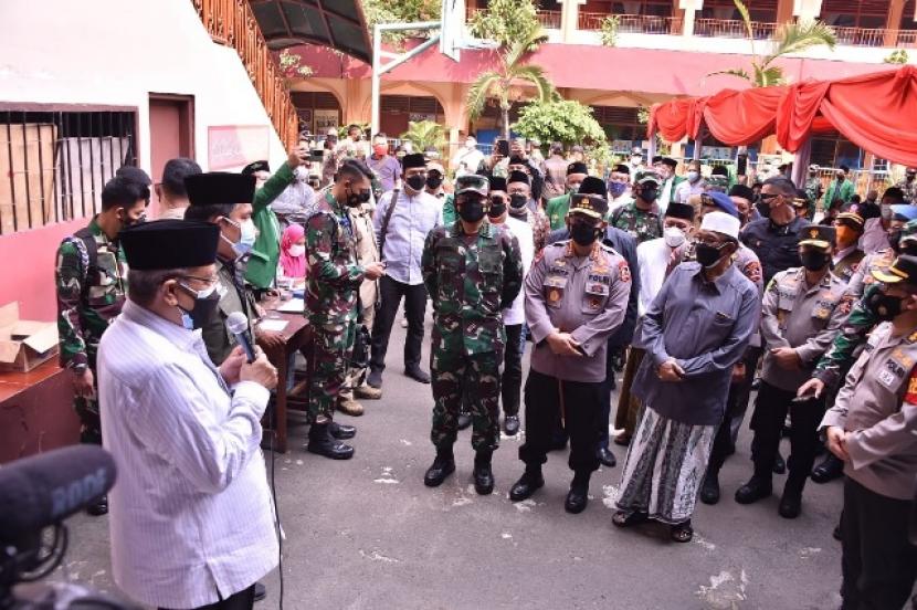 Panglima TNI dan Kapolri meninjau vaksinasi massal bekerja sama dengan Pengurus Besar Nahdlatul Ulama (PBNU), di Yayasan Al Mahbubiyah, Jakarta Selatan, Rabu (7/7).