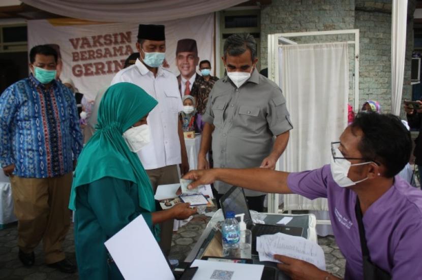 Realisasi vaksinasi Covid-19 di Provinsi Lampung telah mencapai 58,39 persen dari total sasaran 6.645.226 orang pada Ahad (14/11) pukul 23.59 WIB. Dari lima kelompok sasaran, hanya kelompok lansia masih di bawah 50 persen.