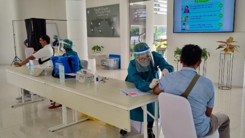 Vaksinasi booster. Pemerintah Provinsi DKI Jakarta menyediakan 476 lokasi vaksinasi Covid-19 termasuk vaksinasi dosis ketiga atau 
