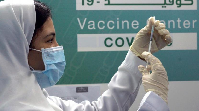 Arab Saudi menurunkan usia minimum vaksinasi Pfizer. Vaksinator bersiap menyuntik vaksinasi Covid-19 Pfizer di Arab Saudi.