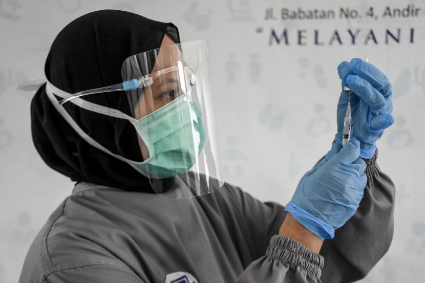 Bandung Bolehkan Pengidap HIV/AIDS Divaksin Covid-19. Vaksinator bersiap untuk melakukan vaksinasi Covid-19 di UPT Puskesmas Babatan, Jalan Babatan, Kota Bandung.