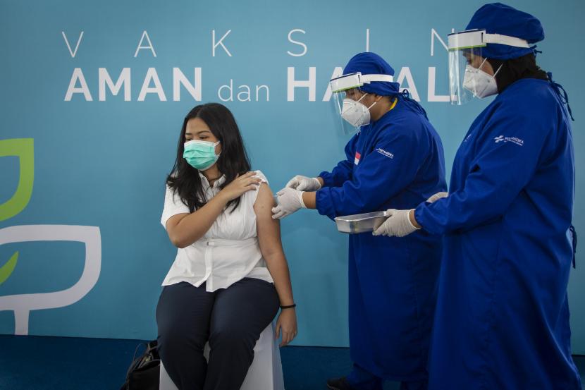 Vaksinator melakukan penyuntikan kepada peserta vaksinasi Covid-19 untuk tenaga kesehatan (nakes) di Rumah Sakit Pusat Pertamina (RSPP), Jakarta, Senin (18/1).