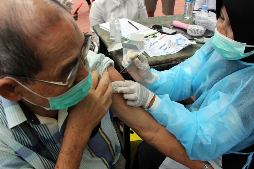 Vaksinator memberikan suntikan vaksin COVID-19 Sinovac kepada seorang lansia di Dumai, Riau, Rabu (19/5). Otoritas kesehatan Dumai menggelar vaksinasi massal COVID-19 Sinovac selama dua hari dengan target sebanyak 4800 orang untuk petugas publik, lansia dan jenis profesi pekerjaan lainnya.
