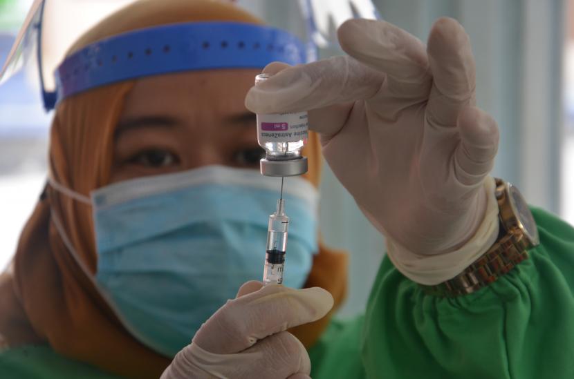 Vaksinator mempersiapkan vaksin Covid-19 Astrazeneca sebelum diberikan kepada warga.