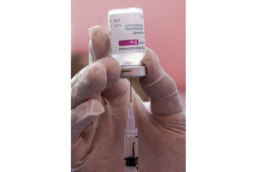 AstraZeneca Diduga tak Pakai Informasi Baru dalam Uji Coba. Vaksinator mempersiapkan vaksin COVID-19 Astrazeneca.