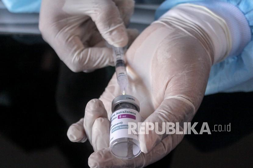 Vaksinator mempersiapkan vaksin COVID-19 Astrazeneca sebelum diberikan kepada warga di Puskesmas Kota Sidoarjo, Jawa Timur, Senin (22/3/2021).Vaksinasi perdana vaksin AstraZeneca yang ditinjau langsung Presiden Joko Widodo di Pendopo Sidoarjo juga dilakukan serentak di 26 puskesmas bagi tokoh agama dan guru di wilayah tersebut.