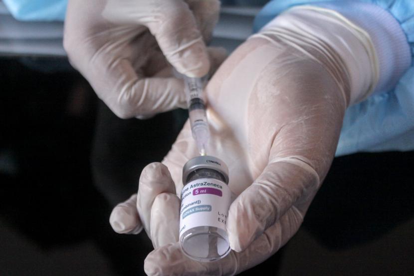 Vaksinator mempersiapkan vaksin Covid-19 Astrazeneca sebelum diberikan kepada warga di Puskesmas Kota Sidoarjo, Jawa Timur.