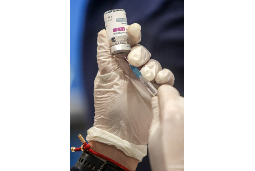 [Ilustrasi] Vaksinator mengambil cairan vaksin COVID-19.