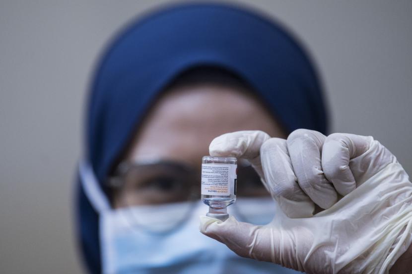 Vaksinator menunjukkan cairan vaksin Covid-19 sebelum diberikan kepada warga penerima vaksin di Gedung Sate, Bandung, Jawa Barat, Rabu (14/4). Badan Pusat Statistik (BPS) menyatakan terdapat kenaikan signifikan impor vaksin sepanjang kuartal I 2021, yaitu 443,4 juta dolar AS.