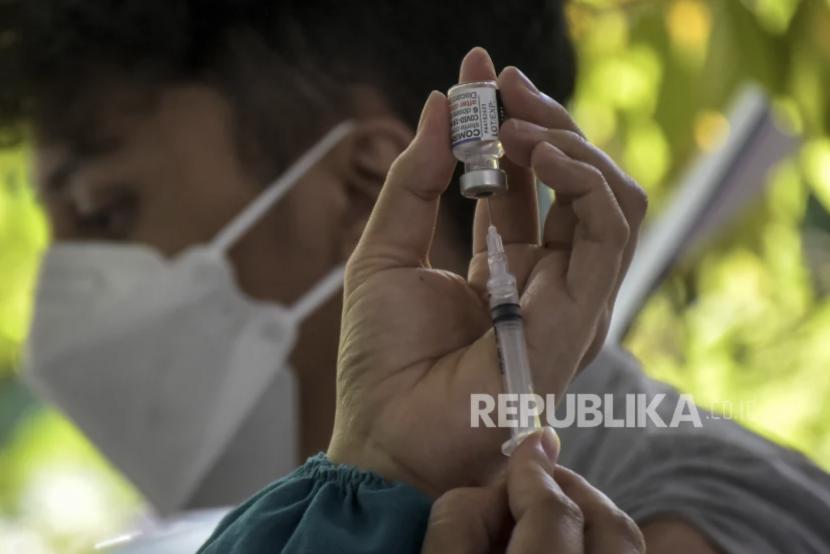 Vaksinator menyiapkan vaksin Covid-19 booster kedua atau dosis keempat untuk disuntikkan ke warga di UPT Puskesmas Sukagalih, Jalan Mulyasari, Sukajadi, Kota Bandung, Selasa (24/1/2023). 