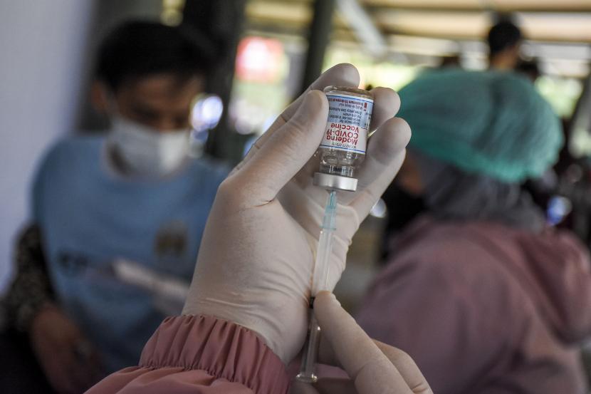 Vaksinator menyiapkan vaksin Covid-19 jenis Moderna saat gelaran Wisata Vaksin di Dusun Bambu, Jalan Kolonel Masturi, Kabupaten Bandung Barat.