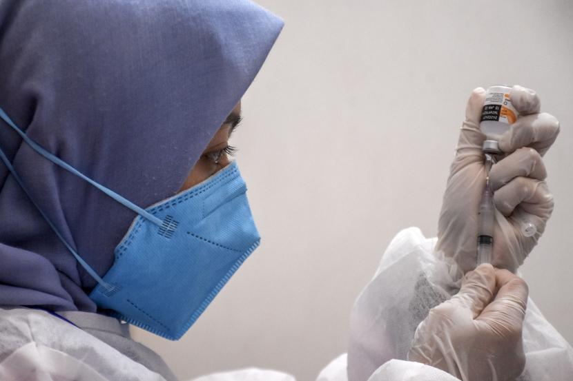 Vaksinator menyiapkan vaksin Covid-19 jenis Sinovac. Indonesia kembali menerima kedatangan lima juta dosis vaksin Covid-19 dari Sinovac pada Senin (6/9) siang ini.