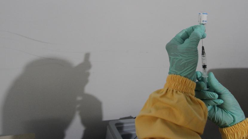 Vaksinator menyiapkan vaksin COVID-19 penunjang (booster) Sinopharm sebelum disuntikkan kepada penyandang disabilitas di kantor kecamatan Klojen, Malang, Jawa Timur, Kamis (4/8/2022). Badan Medis Eropa (EMA) mulai menggelar tinjauan bergulir pada vaksin yang mampu beradaptasi dengan varian baru Covid-19. 