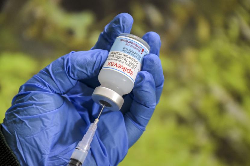 Vaksinator menyiapkan vaksin Covid-19 saat pelaksanaan vaksinasi booster.