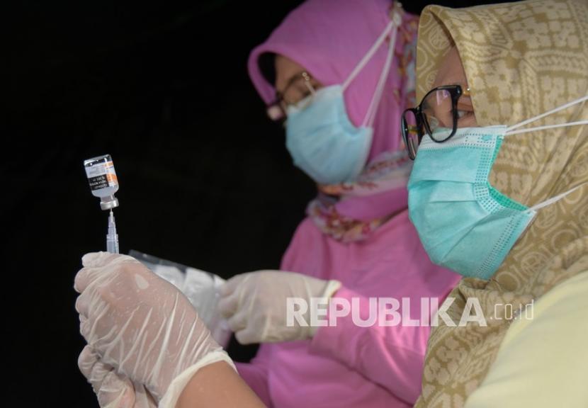 Vaksinator menyiapkan vaksin COVID-19 Sinovac sebelum disuntikkan kepada warga penerima vaksin di Puskesmas Ampenan, Mataram, NTB, Sabtu (24/7/2021). RSUD Mataram Buka Layanan Vaksinasi Covid-19 di Mal Lombok Epicentrum