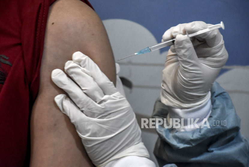 Vaksinator menyuntikan vaksin Covid-19, ilustrasi