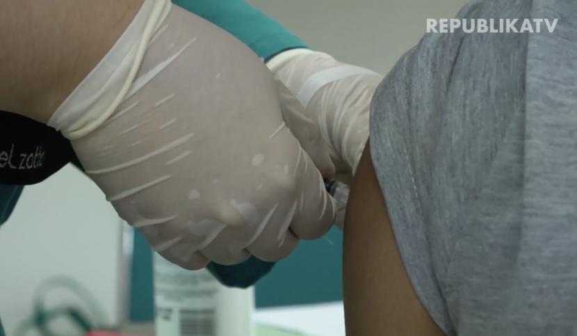 Vaksinator menyuntikan vaksin Covid-19 kepada penderita autoimun di RS Hermina Depok, Jawa Barat.