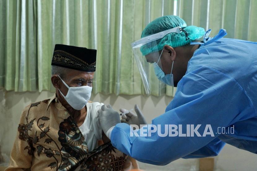 Vaksinator menyuntikan vaksin COVID-19 kepada peserta saat vaksinasi untuk warga lansia di Dinkes Daerah Istimewa Yogyakarta (DIY), Yogyakarta. Di DIY 90 persen kematian akibat Covid terjadi pada kelompok lansia.