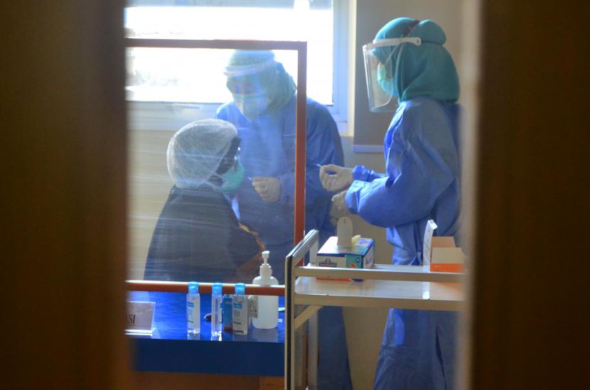 Vaksinator menyuntikan vaksin COVID-19 Sinovac ke seorang tenaga kesehatan di Rumah Sakit Umum Daerah (RSUD) Loekmono Hadi, Kudus, Jawa Tengah Senin (25/1/2021). Dinas kesehatan Kabupaten Kudus mulai menyuntikkan vaksin COVID-19 Sinovac tahap pertama kepada 5.618 tenaga kesehatan yang ditargetkan selesai dalam empat hari ke depan.