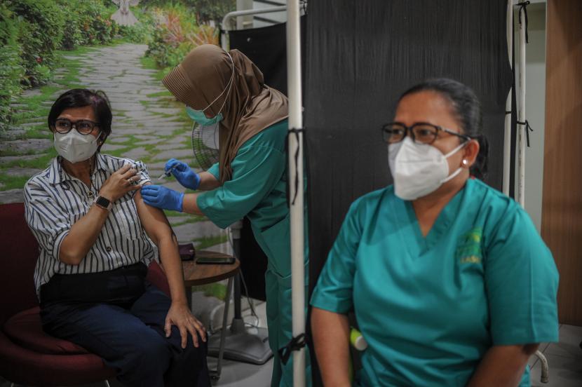 Vaksinator menyuntikkan vaksin COVID-19 booster kedua kepada seorang dokter (kiri) di RS Mata Cicendo, Bandung, Jawa Barat, Selasa (2/8/2022). Vaksinasi dosis keempat tersebut menargetkan sebanyak 700 sumber daya manusia (SDM) kesehatan di rumah sakit itu dengan ketersediaan 30 dosis vaksin per hari.