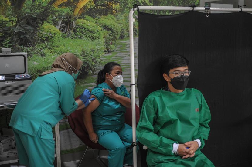 Vaksinator menyuntikkan vaksin COVID-19 booster kedua kepada seorang tenaga kesehatan di RS Mata Cicendo, Bandung, Jawa Barat, Selasa (2/8/2022). Dinkes mengungkap stok dosis vaksin booster kedua nakes di kota Bandung kosong.
