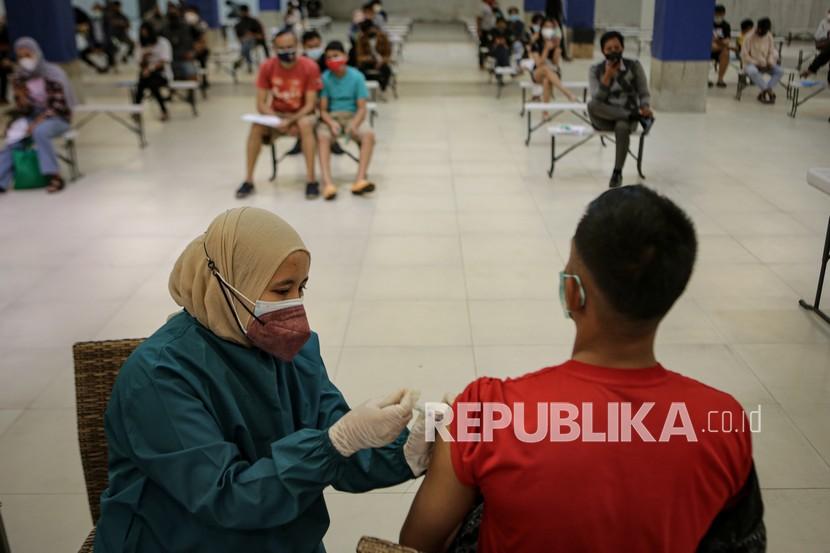 Vaksinator menyuntikkan vaksin COVID-19 di Mal Alam Sutera, Tangerang, Banten, Kamis (24/2/2022). Pemerintah mengutarakan kemungkinan adanya booster dosis keempat.