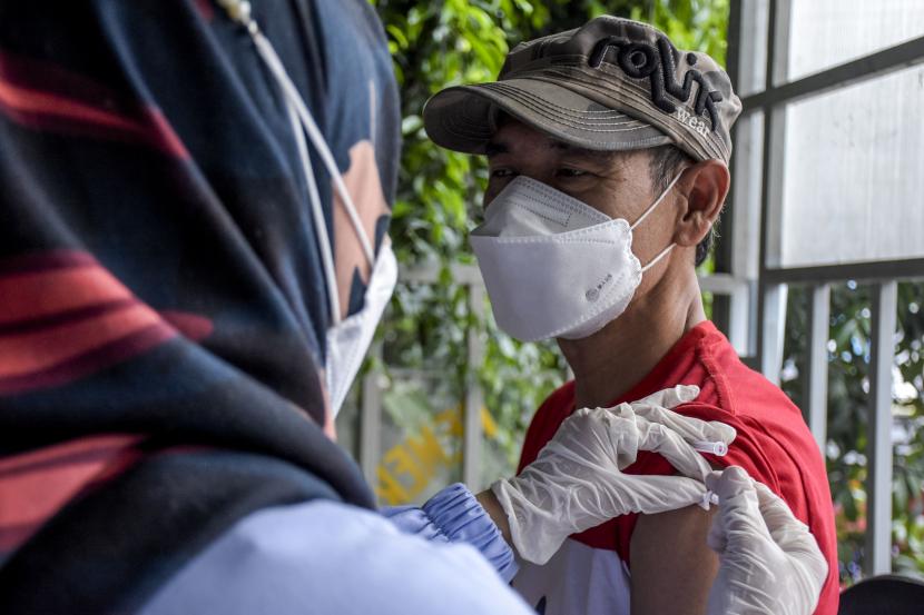 Vaksinator menyuntikkan vaksin Covid-19 dosis ketiga (booster) ke warga di Posko Vaksinasi Covid-19 Terminal Cicaheum, Kota Bandung, Selasa (26/4/2022). Per Ahad (22/5/2022), sebanyak 44.099.737 warga Indonesia telah mendapatkan dosis ketiga atau booster vaksin Covid-19 hingga Ahad (22/5/2022).