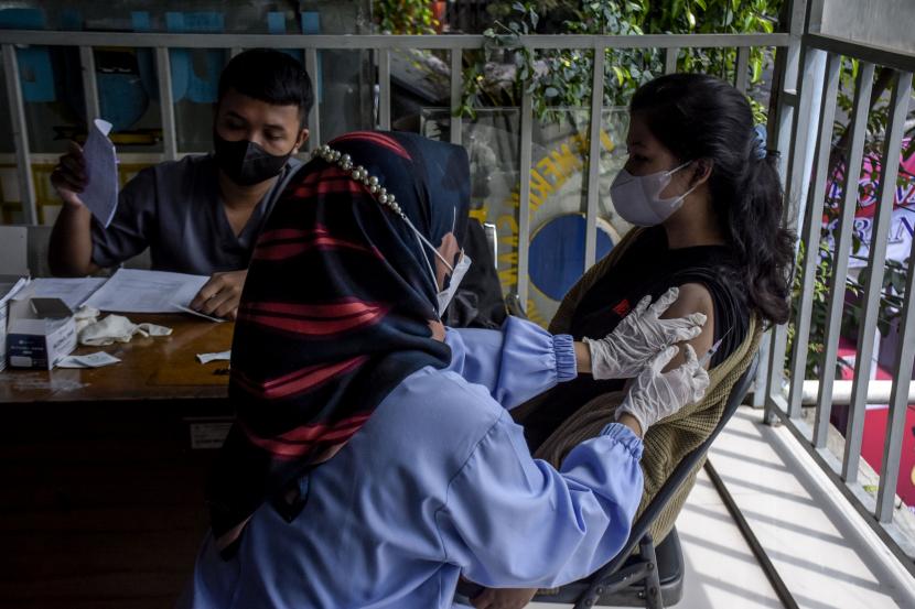 Vaksinator menyuntikkan vaksin Covid-19 dosis ketiga (booster) ke warga (ilustrasi). Dinas Kesehatan Kota Kendari, Sulawesi Tenggara menyebut penerima vaksinasi Covid-19 dosis ketiga atau booster di daerah tersebut hingga saat ini mencapai 43.361 jiwa atau 18,9 persen dari sasaran sebanyak 265.147 orang.