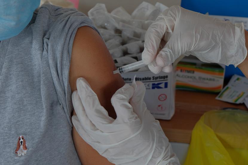 Vaksinator menyuntikkan vaksin Covid-19 (ilustrasi)