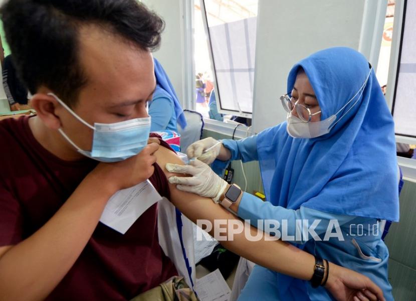 Vaksinator menyuntikkan vaksin COVID-19 dosis pertama saat vaksinasi bagi pedagang pasar tradisional di pasar Way Kandis Bandar Lampung, Lampung, Kamis (14/10/2021). Satuan Reserse Narkoba Polresta Bandar Lampung menyediakan 300 dosis vaksin untuk pedagang dan warga sekitar pasar untuk mempercepat capaian vaksinasi serta membentuk dan meningkatkan kekebalan komual. 