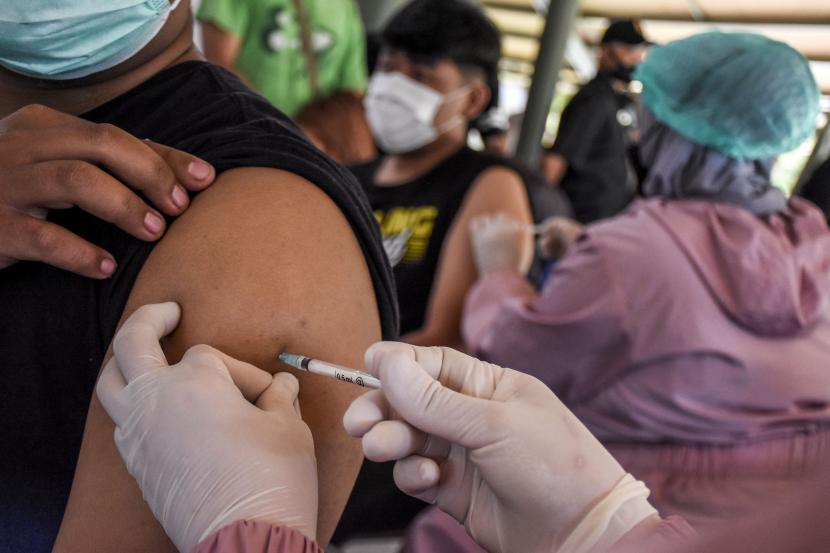 Vaksinasi Covid-19 di Kepulauan Nias, Sumatra Utara, sejauh ini berjalan lancar.